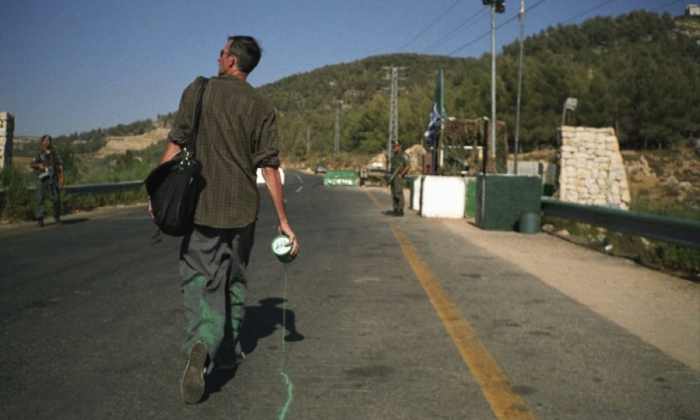Alÿs, Francis, The Green Line (La línea verde), 2004. Registro fotográfico de acción performática (línea de 24 km. en la frontera de Israel realizada con 58 litros de pintura verde). ©Francis Alÿs